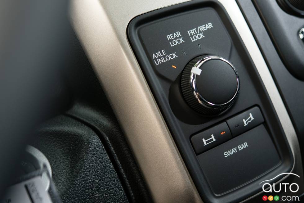 2015 Ram 2500 Power Wagon driving mode controls