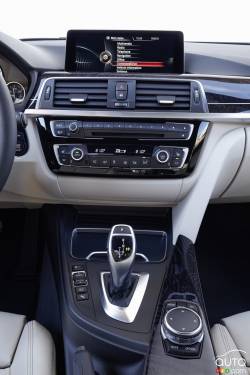 2016 BMW 340i center console