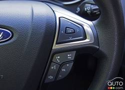 Commande pour audio au volant de la Ford Fusion Hybride 2017