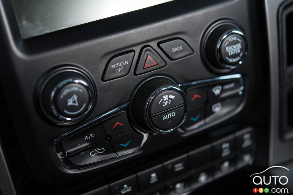 Contrôle du système de climatisation de la Ram 1500 Black Sport 2015