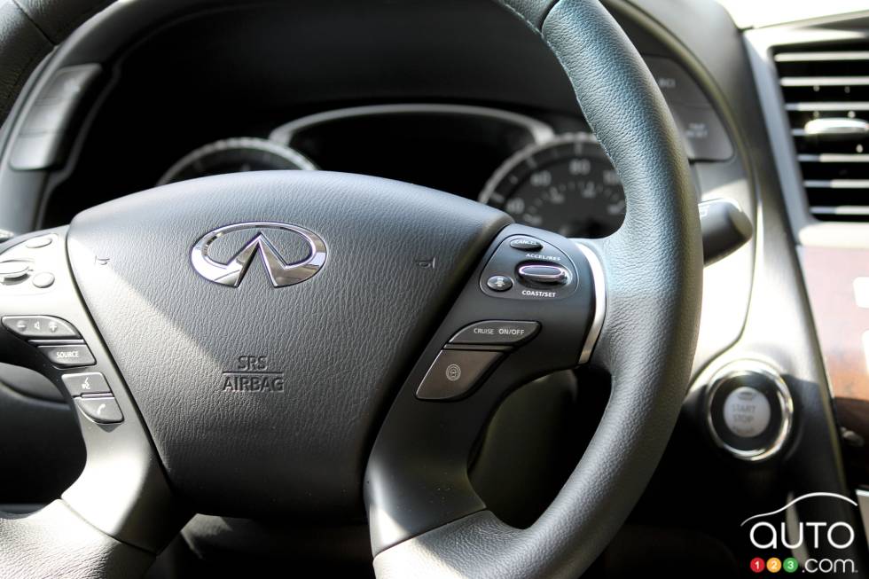 Commandes du régulateur de vitesse montées au volant