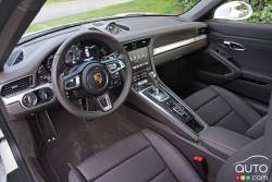 2017 Porsche 911 Carrera 4s cockpit
