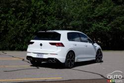 We drive the 2022 Volkswagen Golf R (in the summer!)