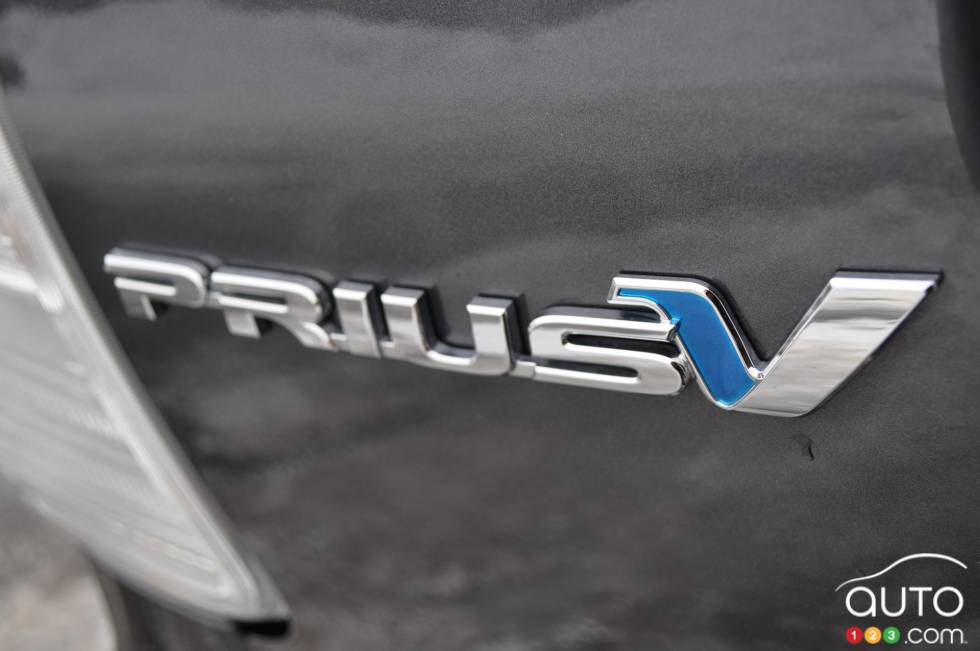 2016 Toyota Prius V model badge