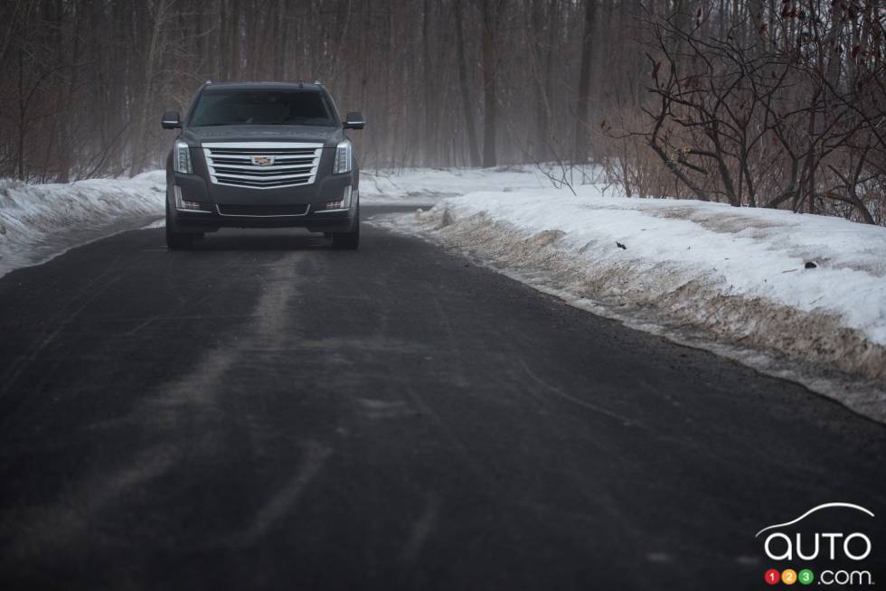 Vue de face du Cadillac Escalade 2016