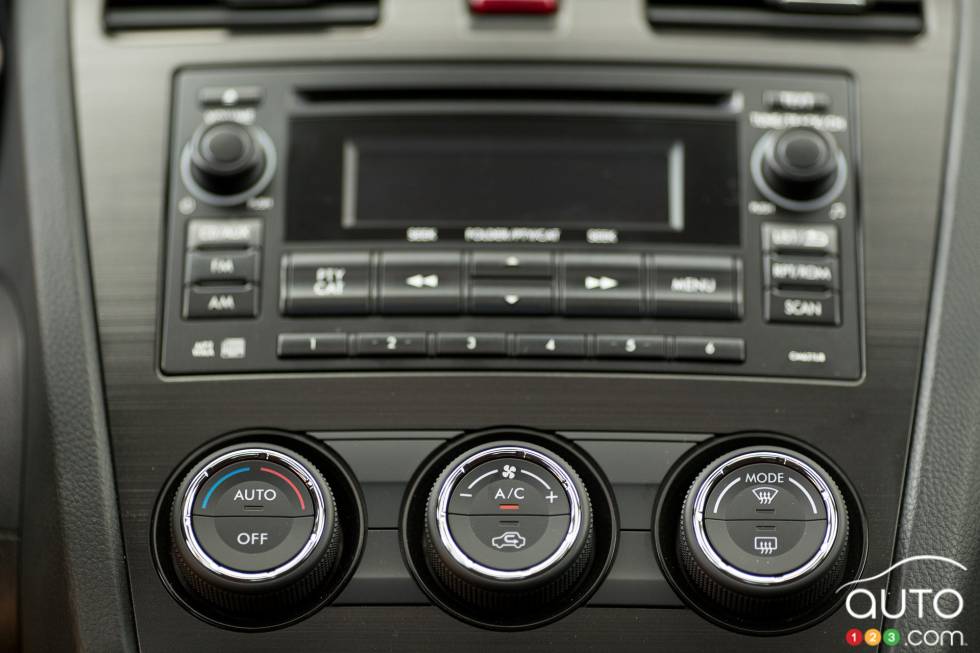 Détails des commandes de la radio et de la température