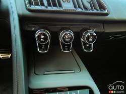 2016 Audi R8 climate controls