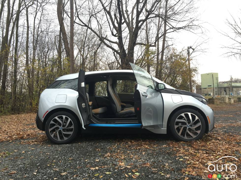 Vue de côté de la BMW i3 2016