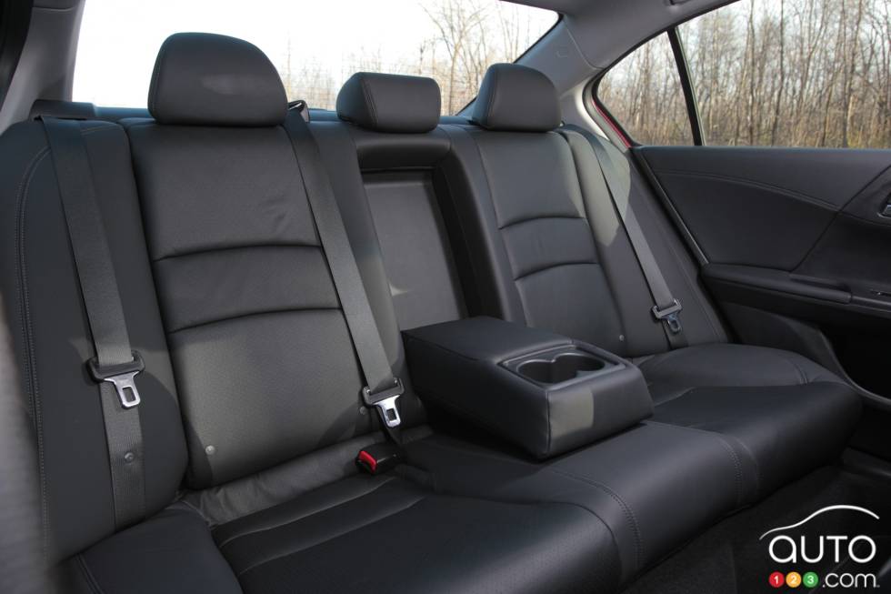 Rear seats with folding centre armrest