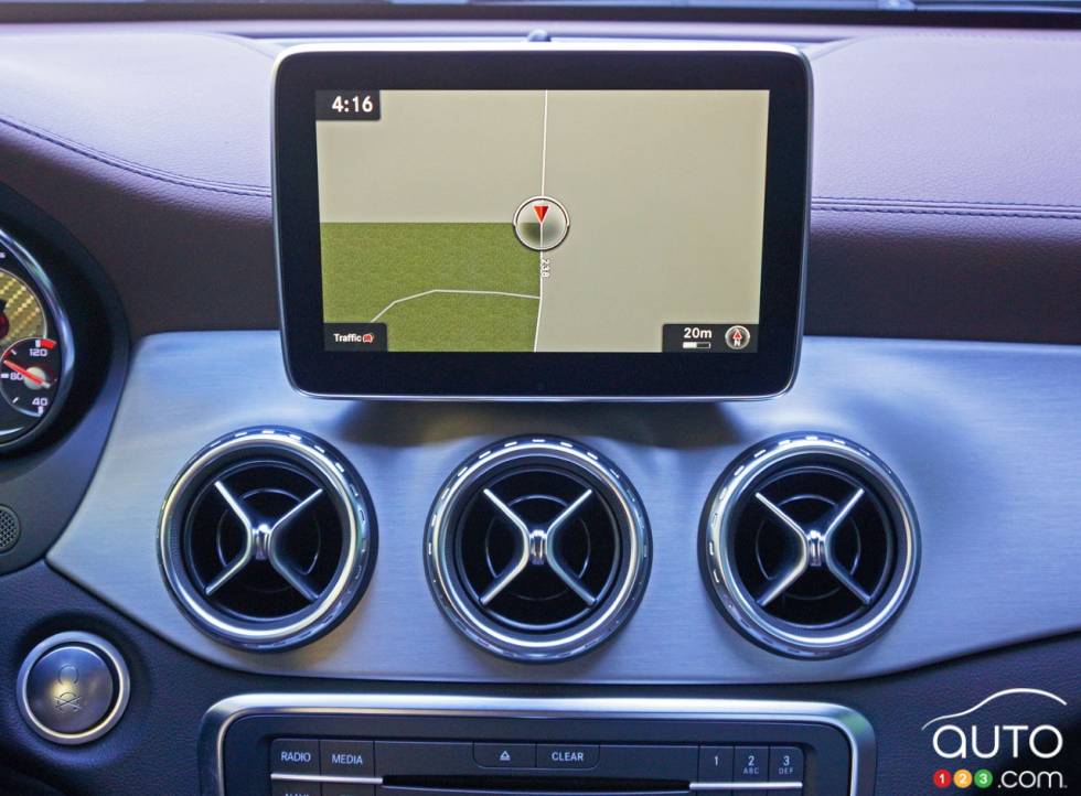 2016 Mercedes-Benz GLA 45 AMG 4Matic infotainement display