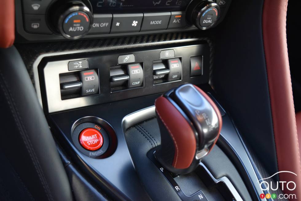 2017 Nissan GTR driving mode controls