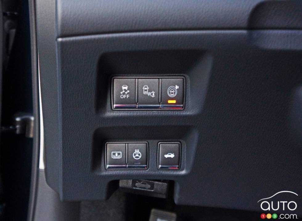 2016 Infiniti Q70L interior details