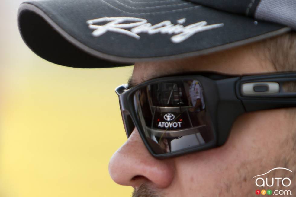 Les membres des équipes passent par l'inspection technique avec leur véhicule