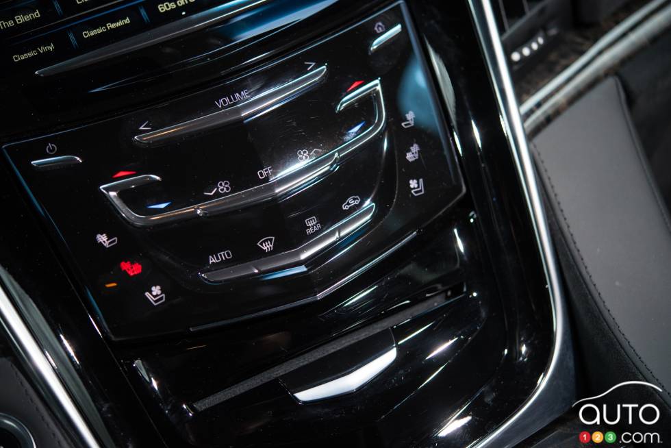 Contrôle du système de climatisation du Cadillac Escalade 2016