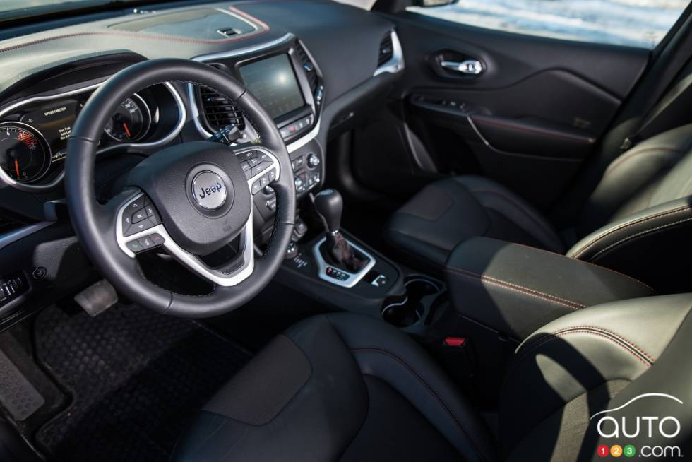 2016 Jeep Cherokee Trailhawk cockpit