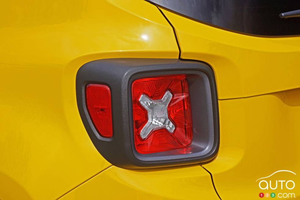 2016 Jeep Renegade Trailhawk tail light