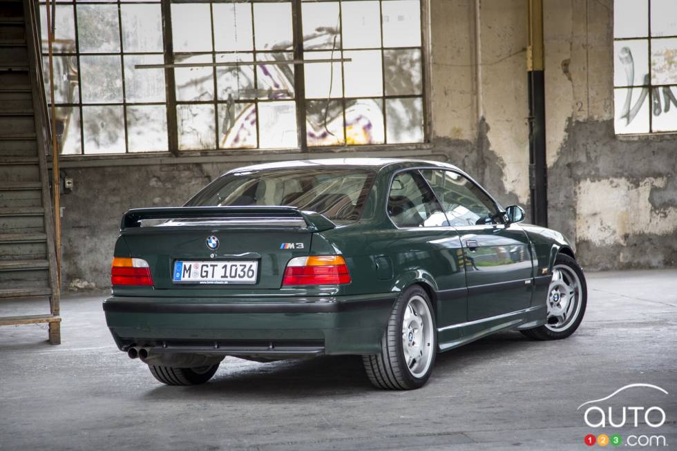 Vue 3/4 arrière de la BMW E36 M3