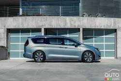 2017 Chrysler Pacifica side view