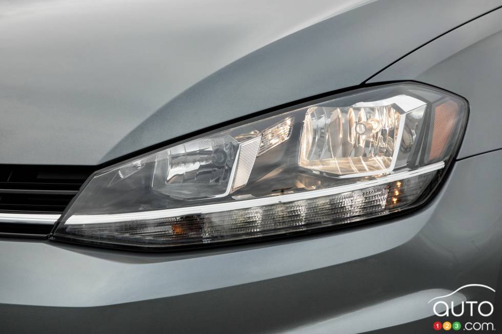 2018 Golf SportWagen front headlight