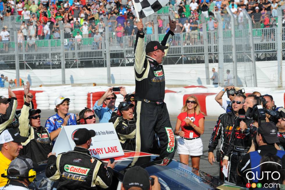 D.J. Kennington, Castrol Edge/Mahindra Tractors Dodge célèbre sa victoire