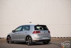 Vue 3/4 arrière de la Volkswagen Golf GTI 2016