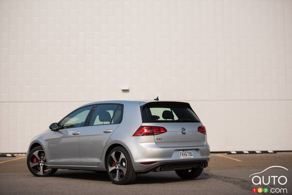 Vue 3/4 arrière de la Volkswagen Golf GTI 2016