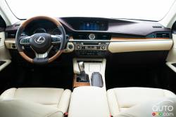2016 Lexus ES 300h dashboard