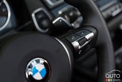 Commande pour audio au volant de la BMW 228i xDrive Cabriolet 2015