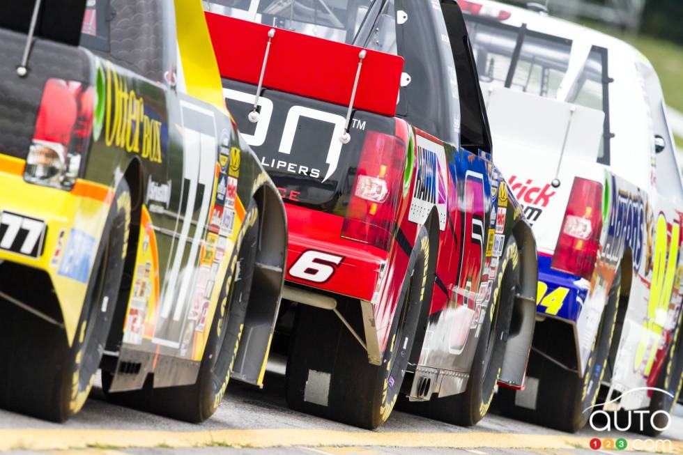 Camionnettes alignées dans la ligne des puits pendant la qualification