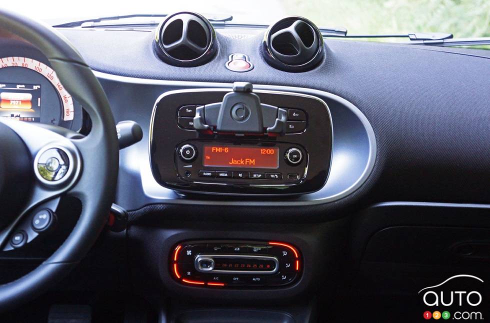 2016 Smart ForTwo Coupe Passion center console