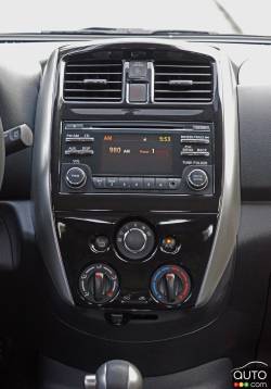 Console centrale de la Nissan Micra SR 2016.