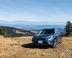 Vue 3/4 arrière du Subaru Forester Premier 2019