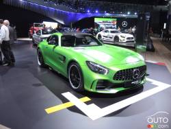 2017 Mercredes-Benz AMG GT front 3/4 view