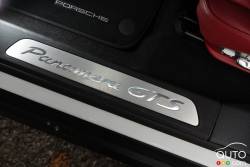 Garnissage des seuils de la Porsche Panamera GTS 2015