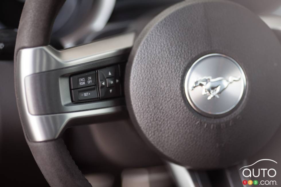 Commandes sur le volant à gauche