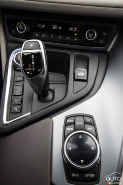 2016 BMW i8 infotainement controls