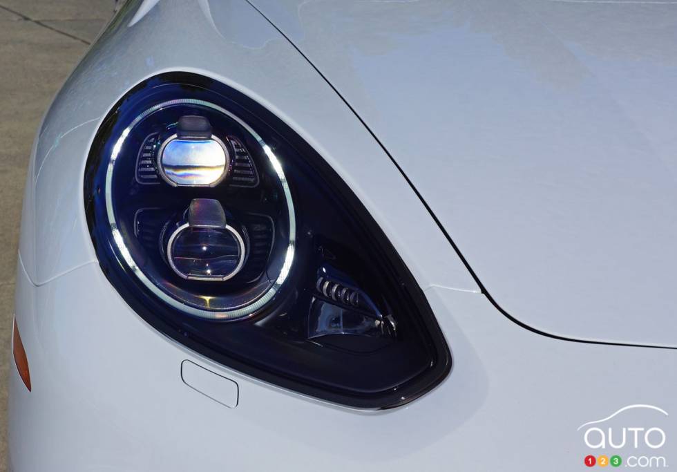 Phare avant de la Porsche Panamera GTS 2016
