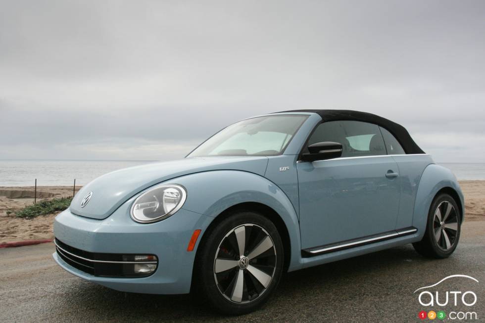 Vue 3/4 avant, modèle en bleu