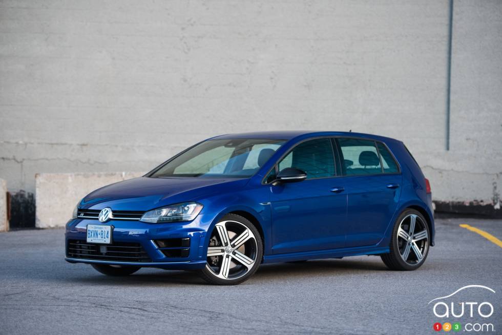 Vue 3/4 avant de la Volkswagen Golf R 2016