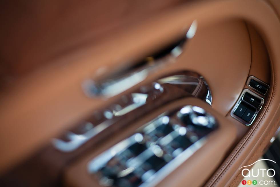 Driver's armrest controls