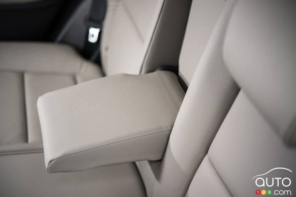 2016 Honda HR-V EX-L Navi rear center armrest with cup holders