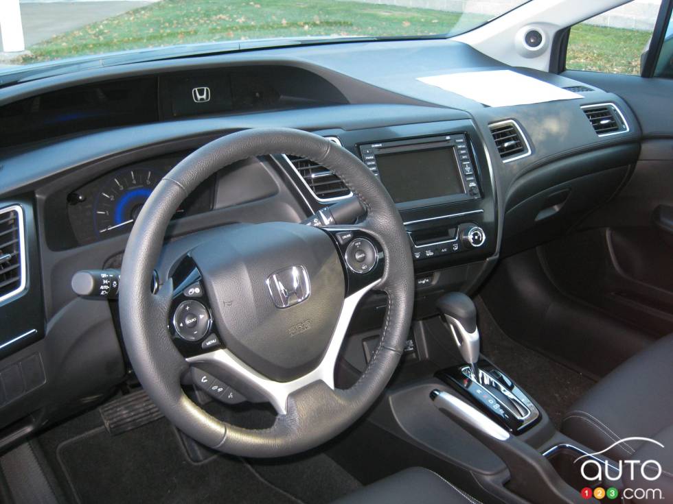 Steering wheel and dashboard