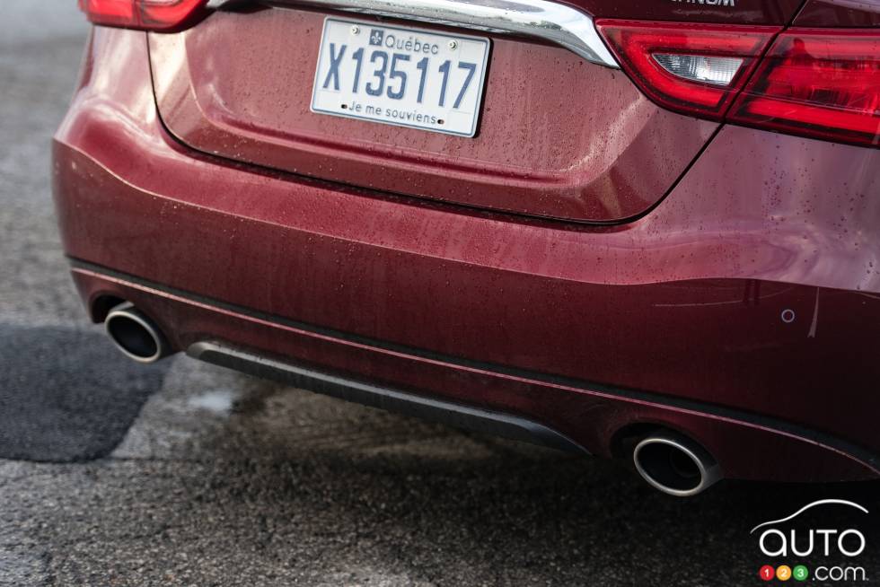 2015 Nissan Maxima Platinum rear valance
