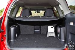 Cargo space with cargo cover