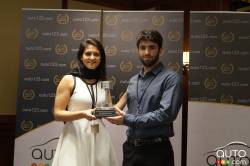 Dimitri Tsalavoutas, de Volkswagen Canada, reçoit le prix du VUS intermédiaire de l’année 2018 (Volkswagen Atlas)
