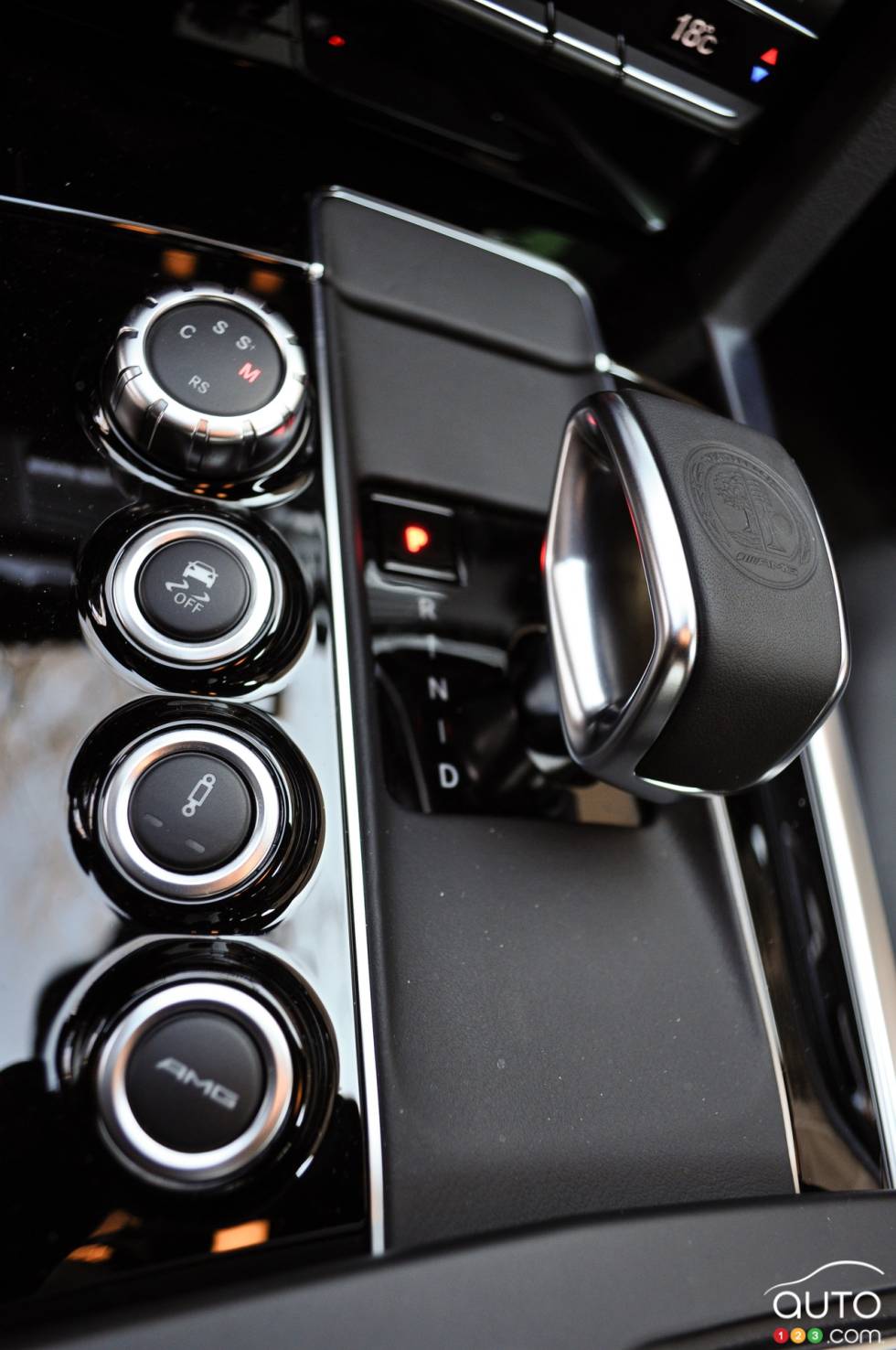 Shifter and controls on the centre console