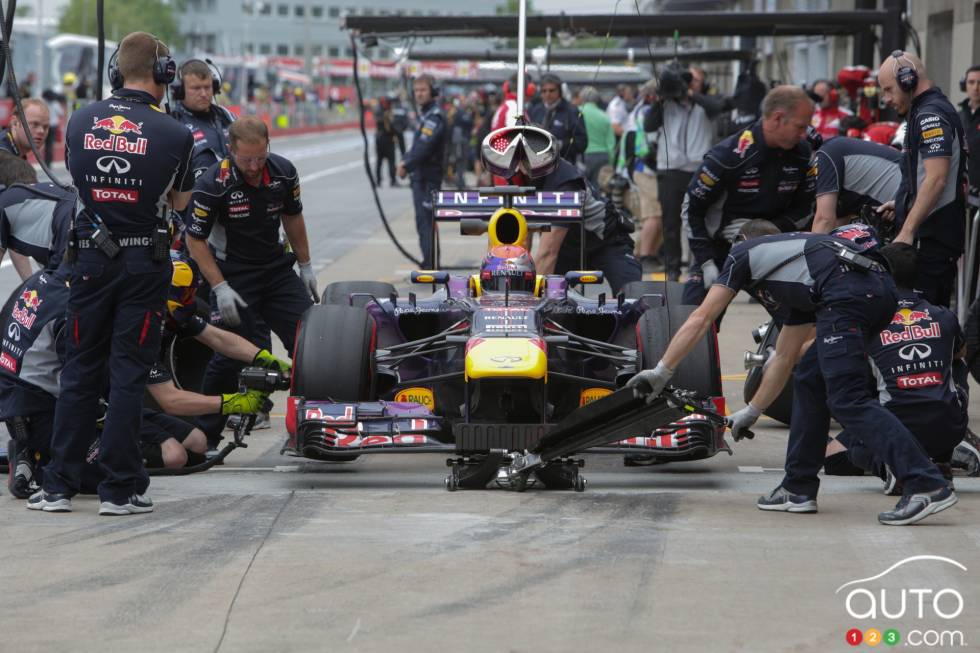 Sebastian Vettel, Red Bull Infiniti, pratiquant un arrêt aux puits.