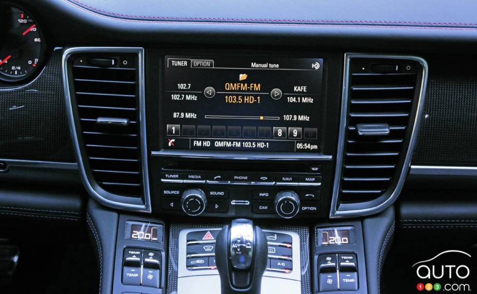 2016 Porsche Panamera GTS infotainement display
