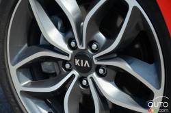 Détail roue de la Kia Forte 5 SX 2016