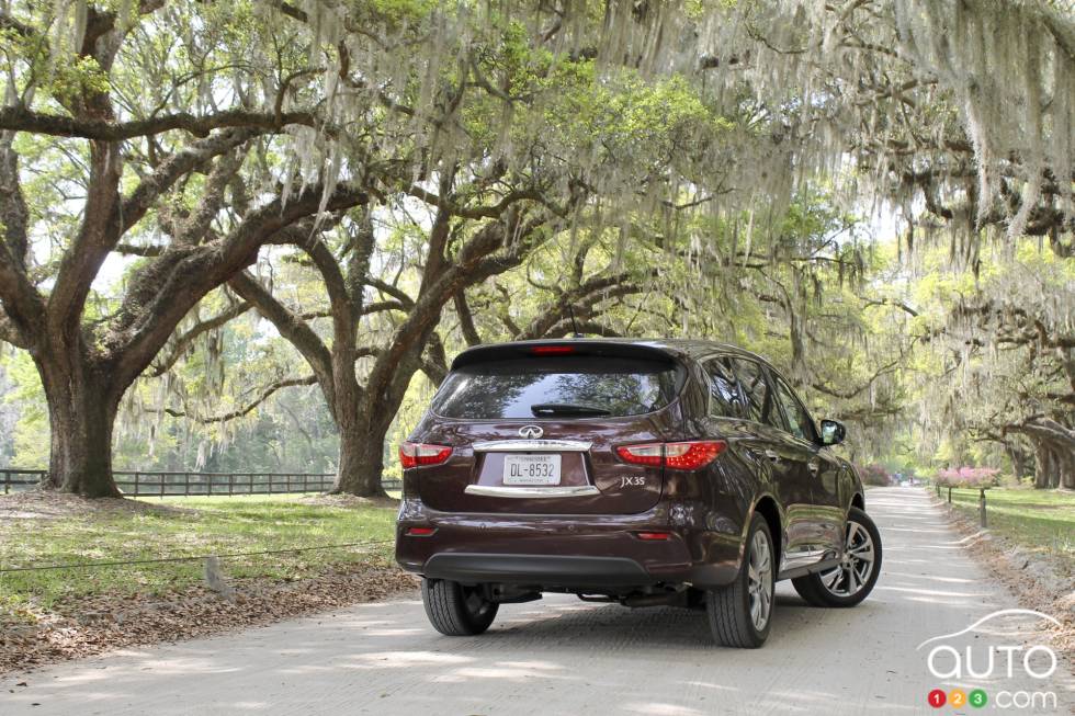 Vue 3/4 arrière droit éloignée